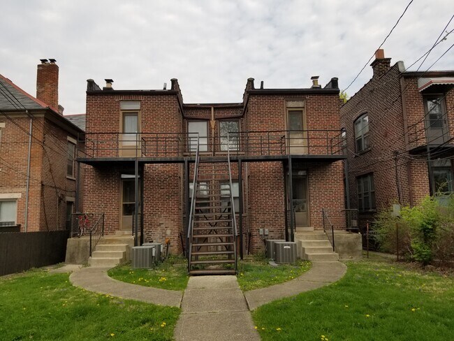 Vista trasera - 141 W 1st Ave