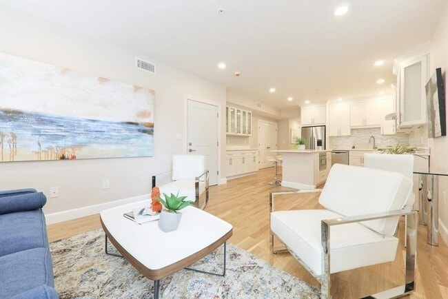 Building Photo - 37 Chelsea St