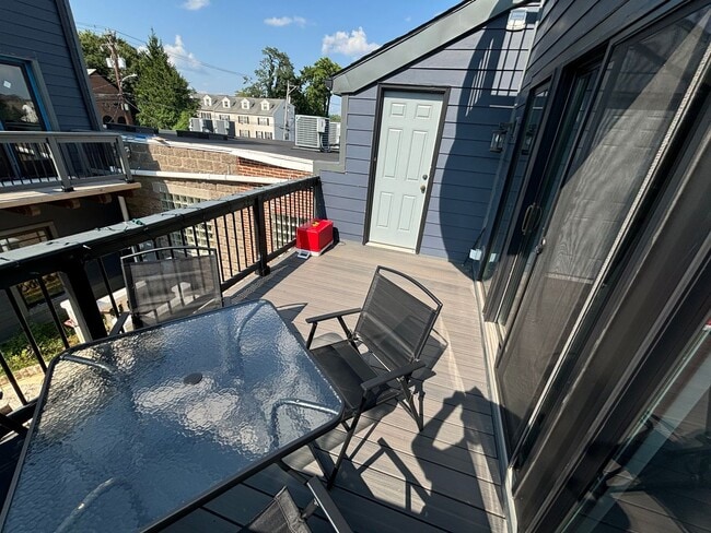 Building Photo - 235 E Market St