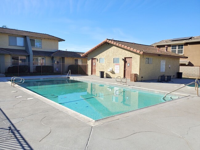 Building Photo - Nice 2-Story 2-Bedroom Condo Available in Grand Terrace!