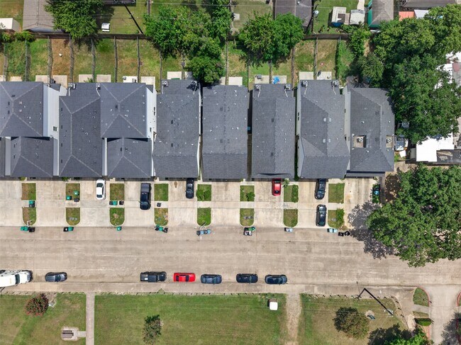 Building Photo - 3229 Real St