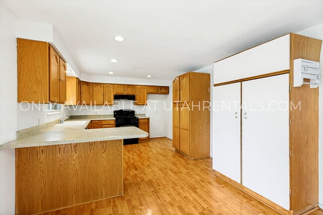 Building Photo - 262 1165 N