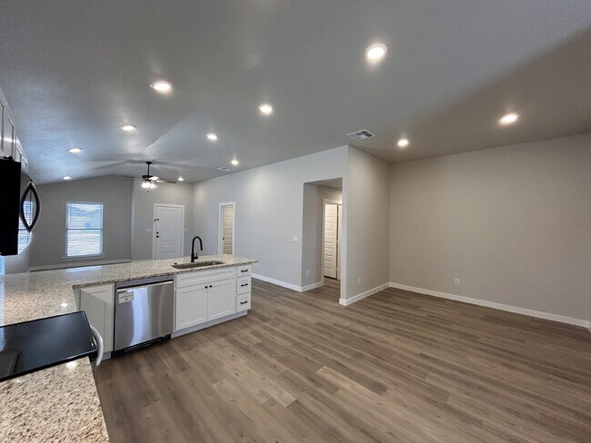 Foto del edificio - "Charming 3-Bed, 2-Bath Lubbock Home: Spac...