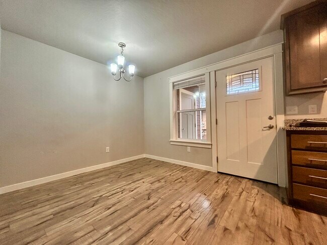 Comedor - 206 N Shasta Ave