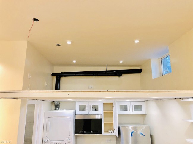 Foto del edificio - Studio, 1 bath  - 1049 N Paulina St Apt A