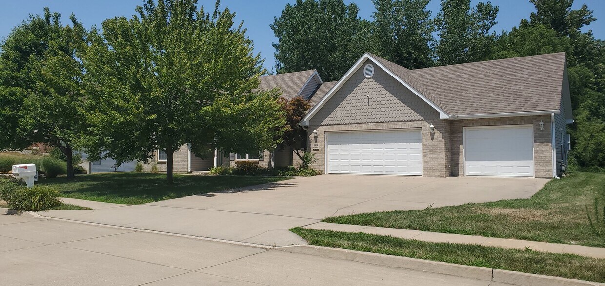 Primary Photo - 3 bd, 2 ba home in NE Columbia, 3 car gara...
