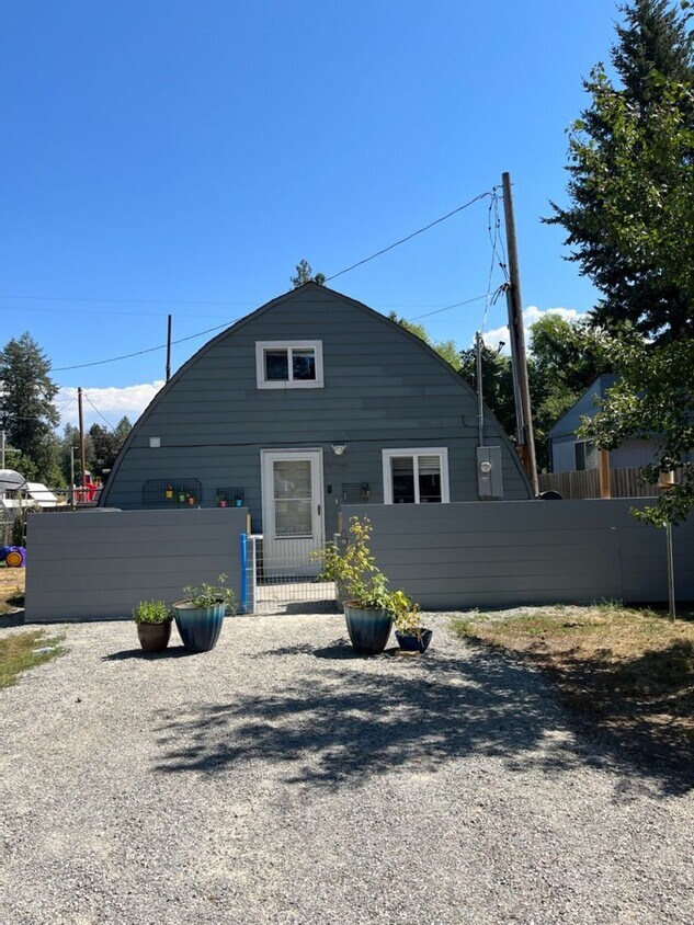 Foto principal - Fully Renovated Unique 1 bedroom Home w/ Shop