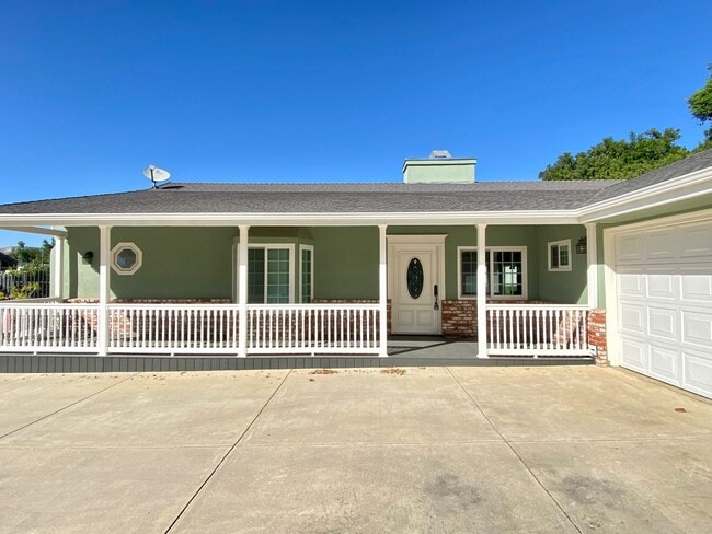Foto del edificio - Charming, remodeled, country style home in private Simi Valley location.