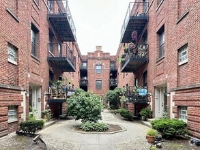 Building Photo - 921 W Sunnyside Ave