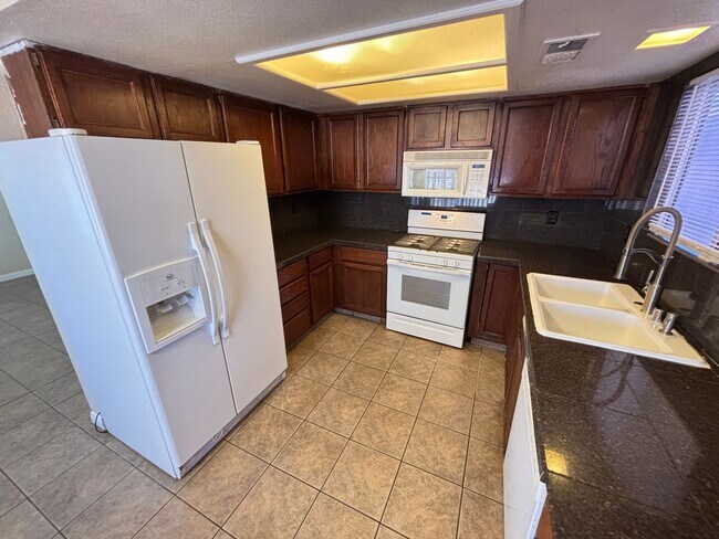 Foto del edificio - Spacious 3BED/3BATH Two story home located...