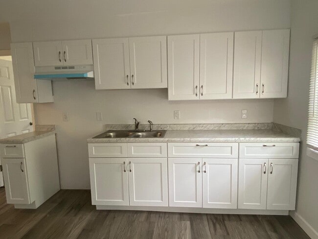 Building Photo - Bright & Inviting 3-Bedroom Home