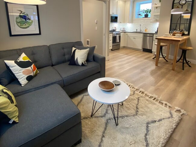 Foto del edificio - Beautifully Designed 1-Bed ADU • Quartz Counters • Gas Range • Private Patio in the Heart of the ...