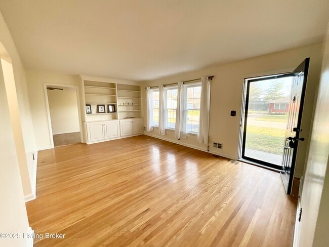 Foto del edificio - 7913 Greenway Dr