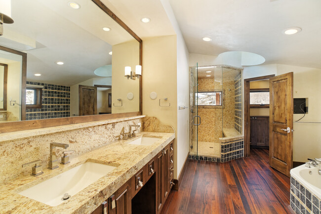 Building Photo - 10 Martingale Ln