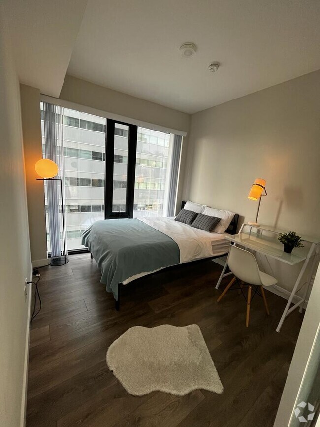 Building Photo - Deluxe Room - Queen West