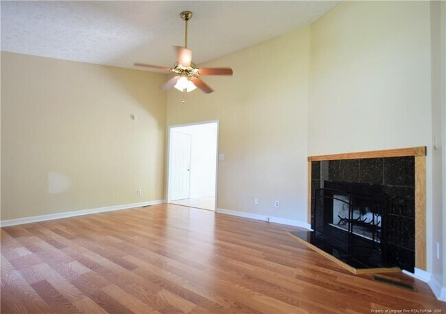 Foto del edificio - 5050 Summer Ridge Rd