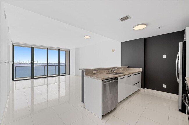 Foto del edificio - 601 NE 36th St