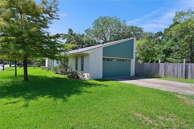 Building Photo - 2500 Southwood Dr