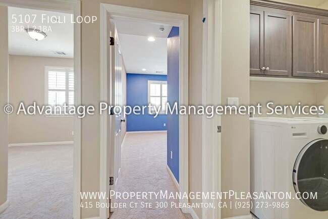 Building Photo - 3 bed + loft, 2.5 bath, 2,140 sq ft townho...