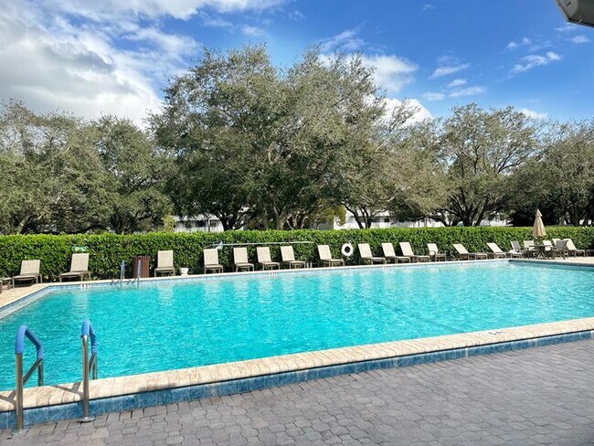 Foto del edificio - 1520 Whitehall Dr