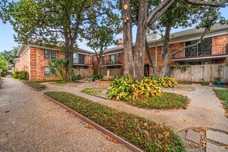 Building Photo - 2824 Briarhurst Dr