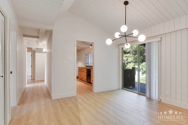 Photo du bâtiment - Spacious 3-Bedroom + Den Home with Large Private Backyard in Crescent Park