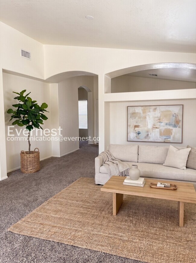 Building Photo - 3 Bed, 2 Bath Home with Fenced Yard & Garage / Vouchers Accepted / Available Now!