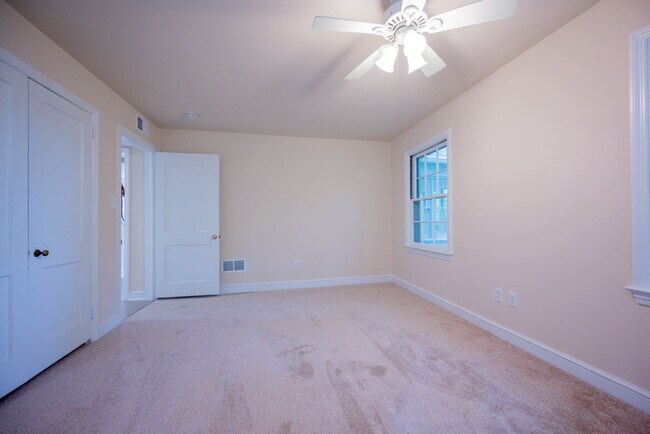 Foto del edificio - 24 Hillside Rd