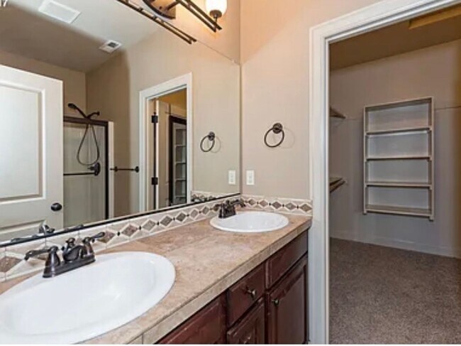 Building Photo - Wonderful Sandy home available now!