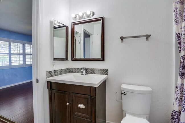 Building Photo - 3 Bedroom Townhome With Beautiful Sunset V...