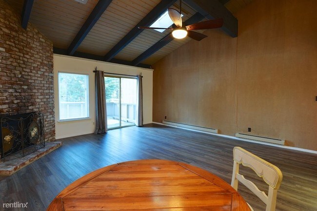 Building Photo - 321 Ski Way