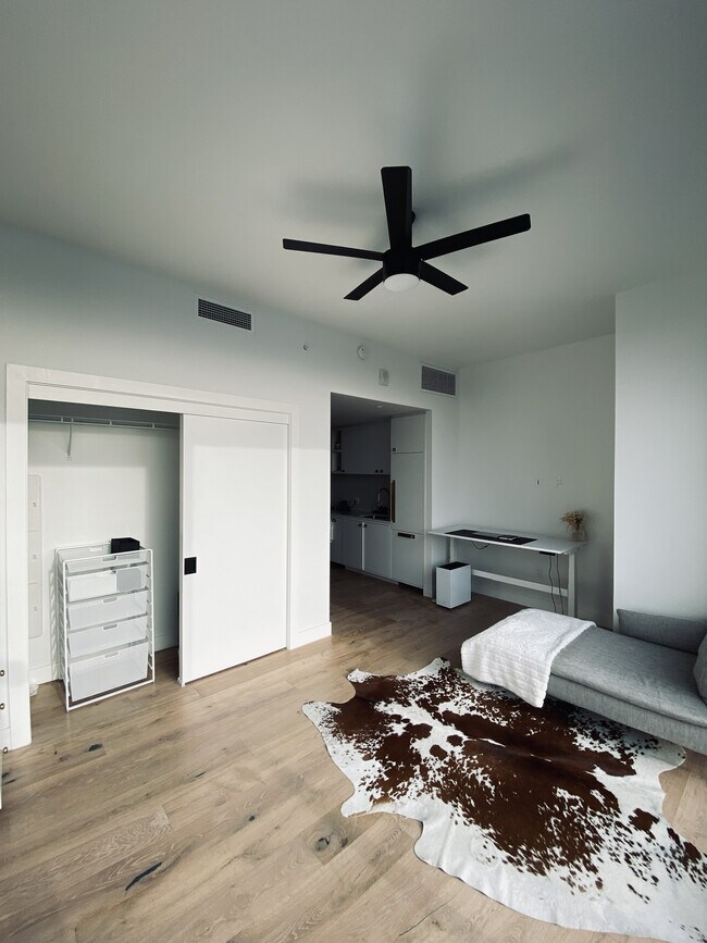 Estudio - 70 Rainey St