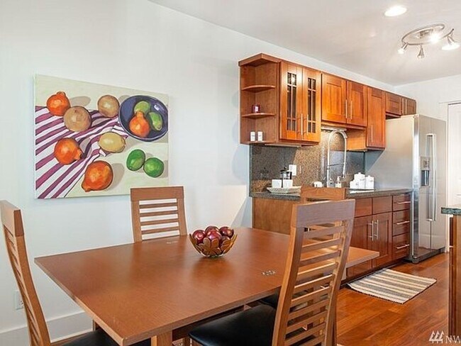 Foto del edificio - Beautifully Updated Queen Anne 2bd 2bath T...