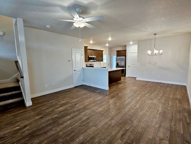Foto del edificio - rent@crownpropertymanagement.com