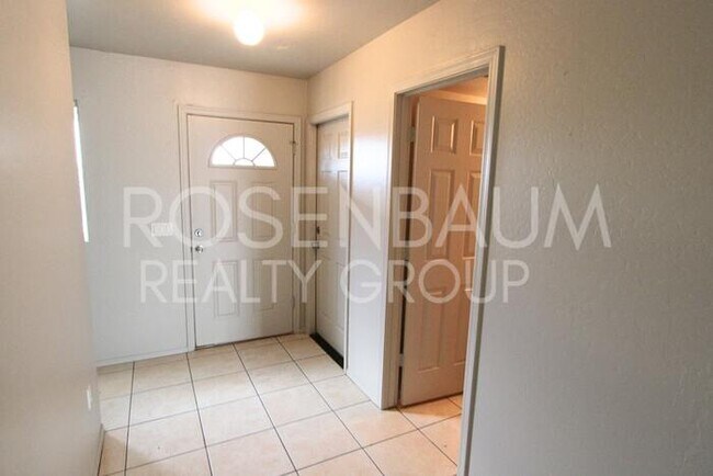 Building Photo - Beautiful 3-bedrooms, 2.5-baths townhouse ...