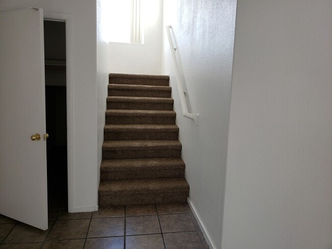 Foto del edificio - ADORABLE 2 STORY CORNER HOME