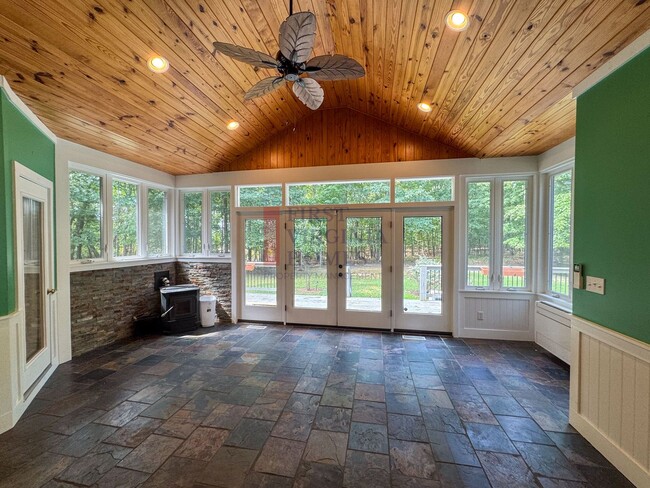 Building Photo - Lake Monticello 4Bed/3Bath Rental
