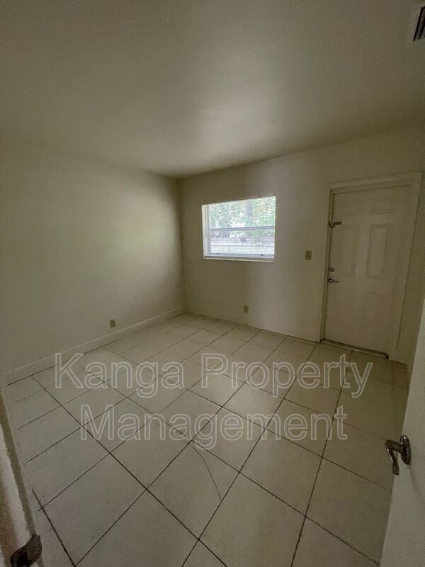 Foto del edificio - 220 SW 8th St