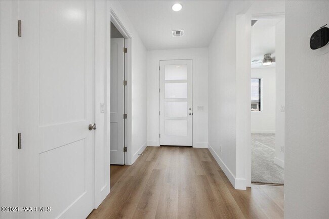 Building Photo - 5985 Finch Pl
