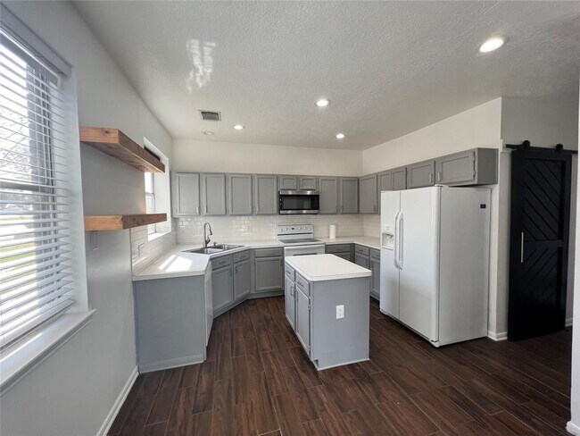 Foto del edificio - 319 Fantasy Ln