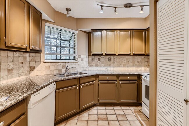Building Photo - 16301 Ledgemont Ln