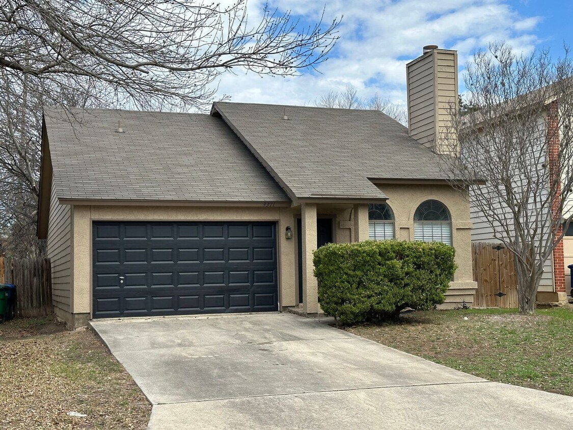 Primary Photo - CUTE 3 BEDROOM 2 BATH IN NORTHSIDE ISD