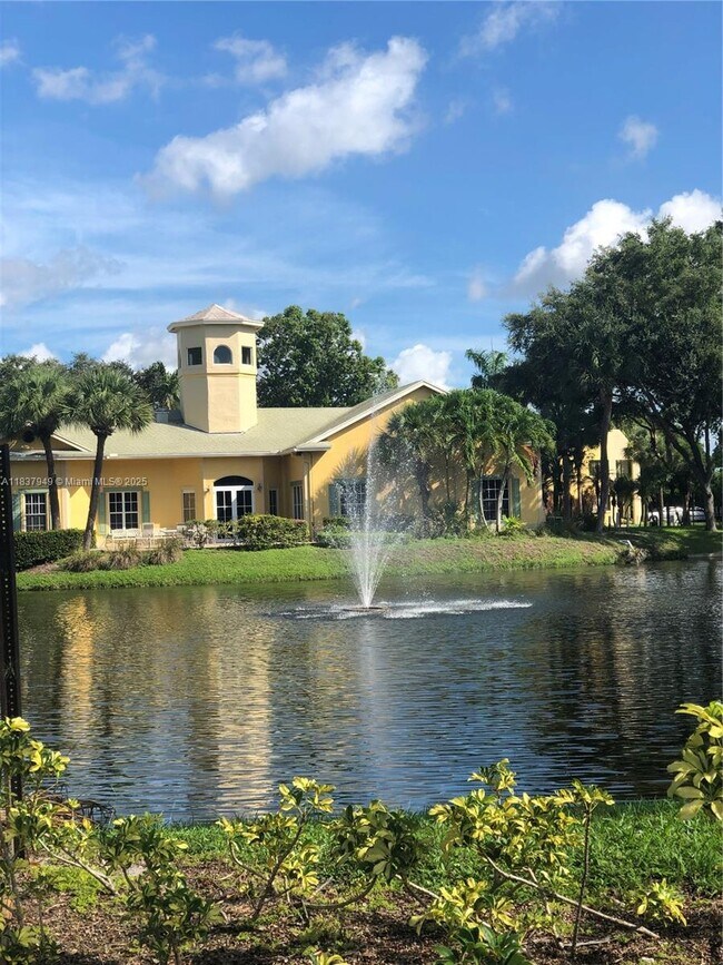 Foto del edificio - 1823 Meadows Cir W