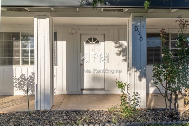 Building Photo - 608 S Golden Gate Ave