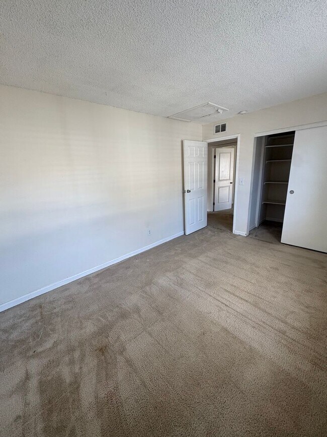Foto del edificio - Spectacular Top Floor Condo in Aurora!