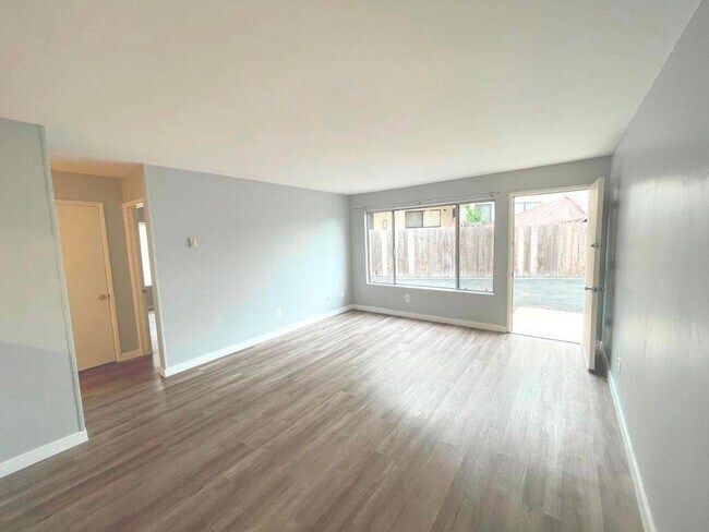 Foto del edificio - Spacious 2BD/1BA Apartment in Azalea Park ...