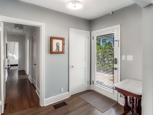 Building Photo - Spacious, updated family home in friendly,...