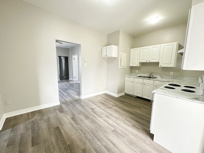 Building Photo - 10 Cedar St