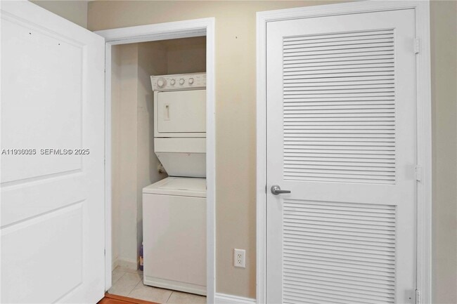 Building Photo - 10 Aragon Ave