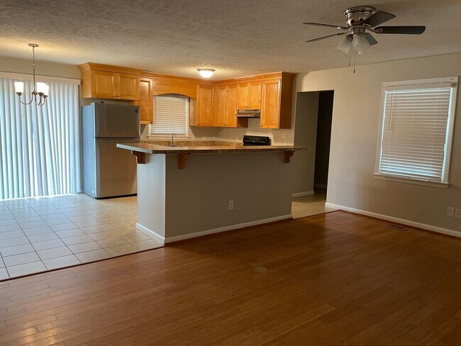 Building Photo - Cute 3 Bed 2 Bath with Fenced Yard